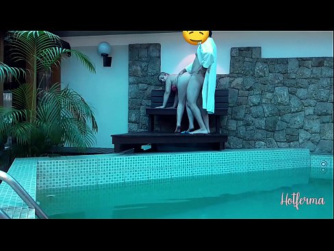 ❤️ Bulla ancillam ad piscinam invitat, sed fervido resistere non potuit Porn video  at la.libporno.ru